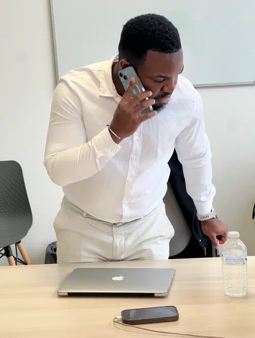 Homme en chemise blanche au téléphone