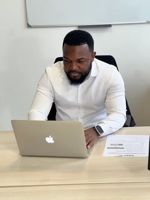 Homme travaillant sur un ordinateur portable