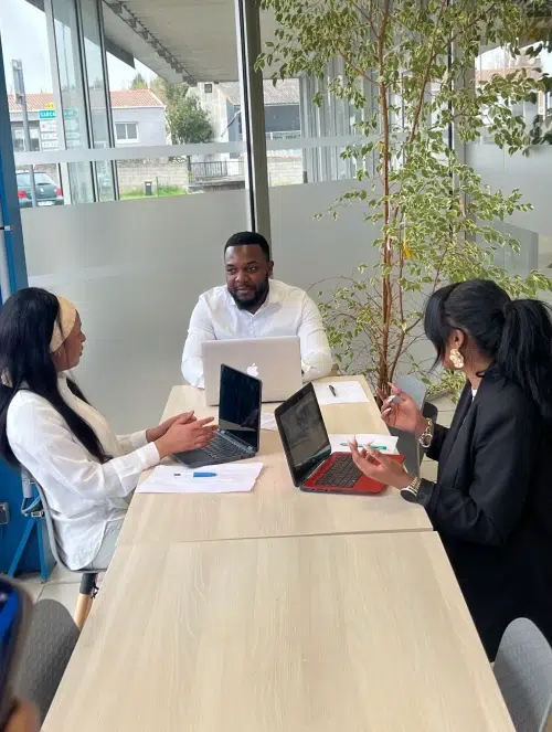 Réunion d'affaires autour d'une table